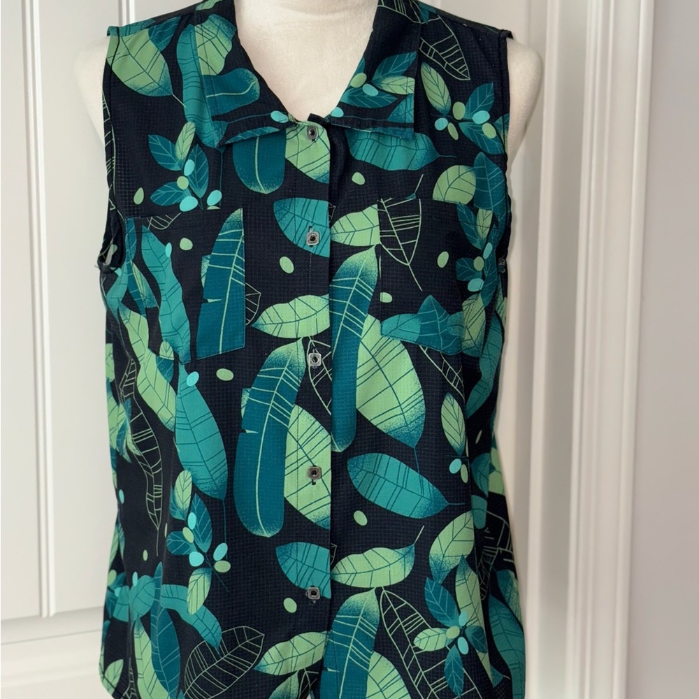 Oiselle Blue and Green Sleeveless Button Down Shirt